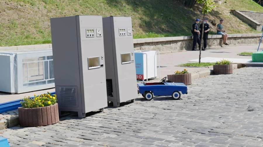 На Аллее Небесной Сотни напротив портретов погибших установили инсталляцию для съемок