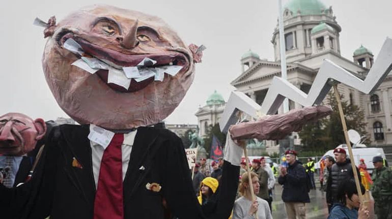 Пушка на защите Вучича: как президент Сербии потерял доверие граждан и что будет дальше