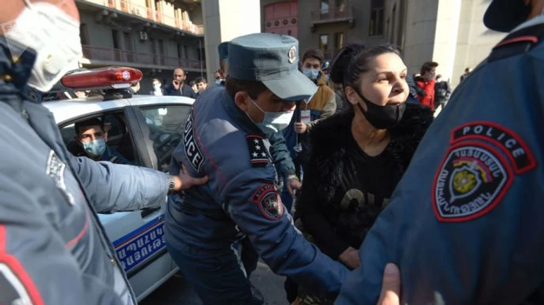 В Ереване митинги, стычки и задержания. Люди требуют отставки Пашиняна 