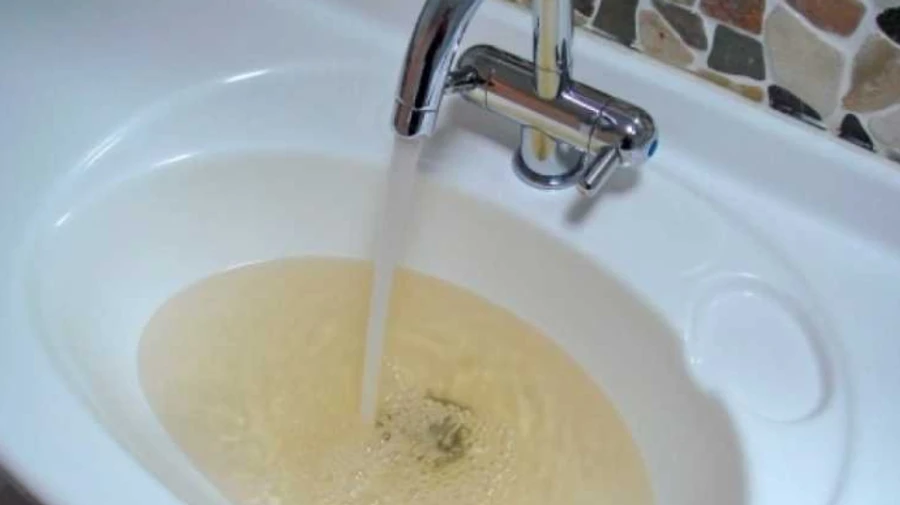 В оккупированном Симферополе из кранов течет вода ржавого цвета