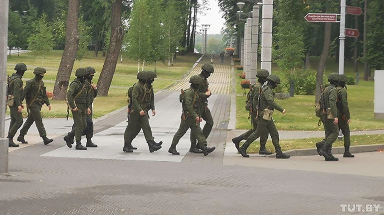 Міноборони Білорусі погрожує протестувальникам армією