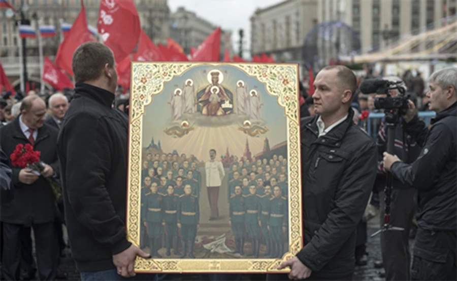 Головний храм Збройних сил Росії прикрасили вітражами з серпом і молотом