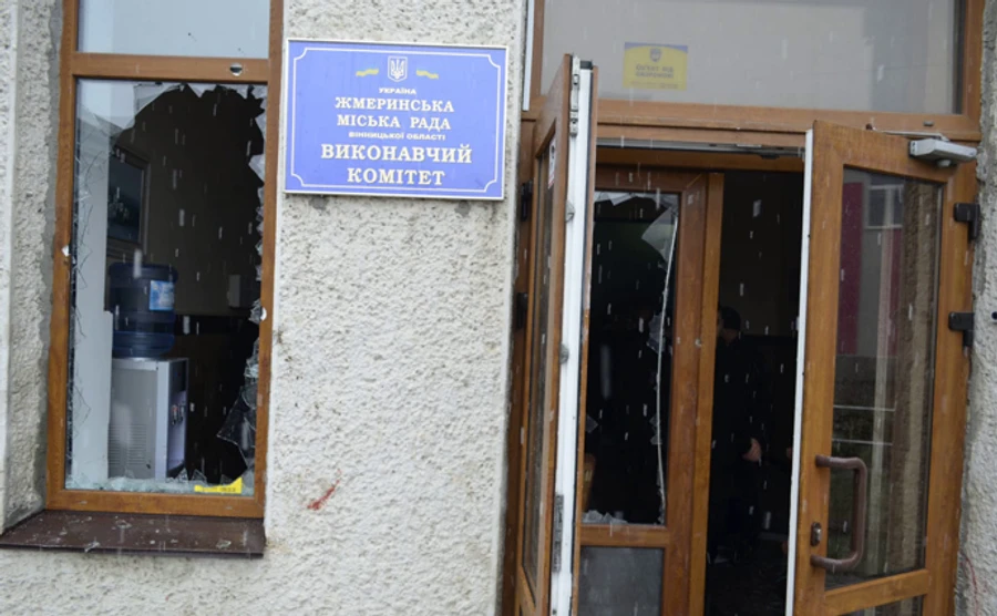 Люди в масках і формі Нацдружин рознесли Жмеринську міскраду і побили поліцейських