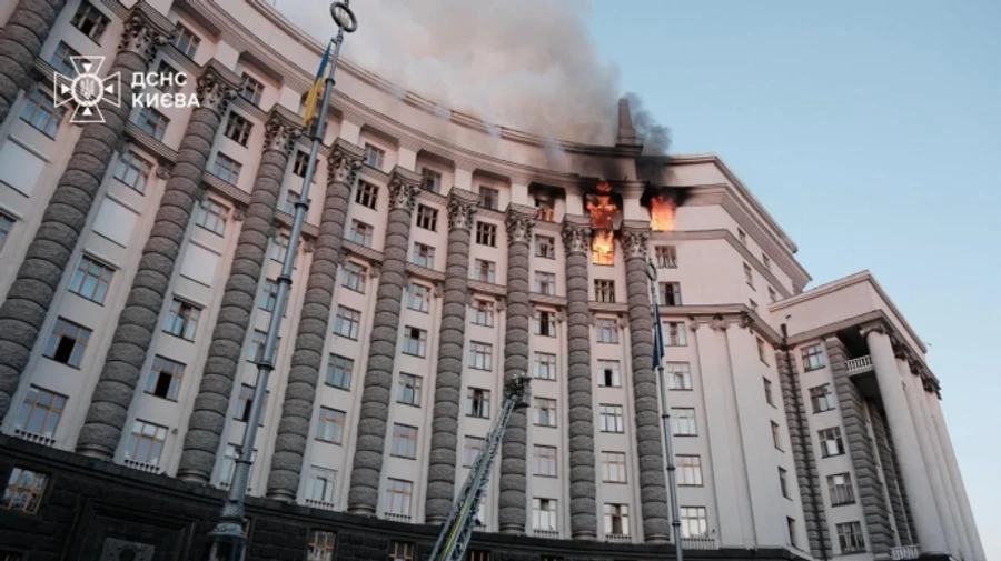 У Києві внаслідок атаки БпЛА горить будівля Кабміну