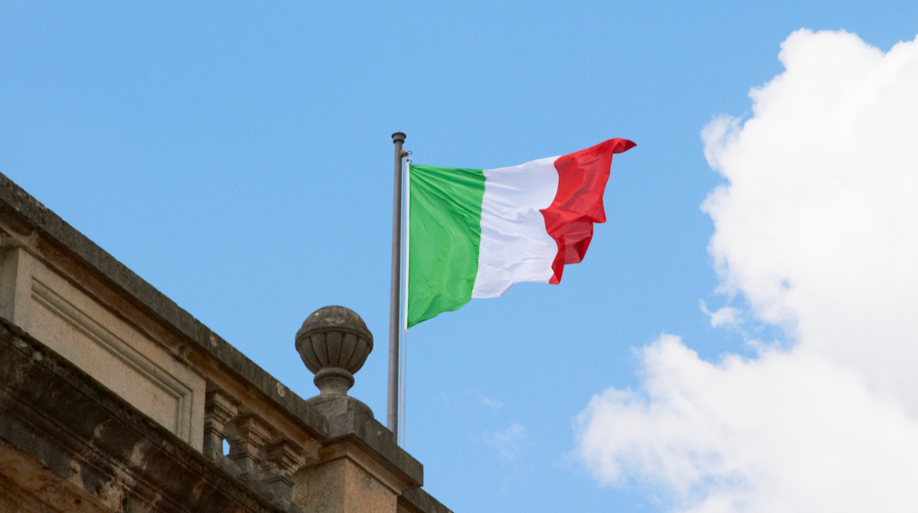 Italia si prepara a inviare il 12° pacchetto di aiuti militari all'Ucraina: un impegno di solidarietà e difesa contro l'invasione russa

Approfondimento
Il governo italiano, guidato dal Primo Ministro Giorgia Meloni, ha già inviato 11 pacchetti di aiuti all'Ucraina dall'inizio dell'invasione su larga scala della Russia nel 2022, con un valore totale stimato tra 2,5 e 3 miliardi di euro. L'Italia ha anche fornito a Kiev due batterie di difesa aerea SAMP/T, dimostrando il suo impegno nella difesa del paese.
I dettagli dei pacchetti di aiuti sono generalmente classificati, ma è noto che l'Italia ha fornito supporto significativo all'Ucraina in termini di difesa aerea e militare.

Possibili Conseguenze
La decisione dell'Italia di inviare un altro pacchetto di aiuti militari all'Ucraina potrebbe avere conseguenze significative sulla situazione nel paese. L'Ucraina potrebbe ricevere ulteriore supporto per la sua difesa aerea, il che potrebbe aiutare a proteggere il paese dagli attacchi russi e migliorare la sua capacità di difesa.
Inoltre, la decisione dell'Italia potrebbe anche influenzare la posizione degli altri paesi europei e della NATO nella crisi ucraina, rafforzando la solidarietà internazionale con l'Ucraina e aumentando la pressione sulla Russia per porre fine all'invasione.

Opinione
La decisione dell'Italia di inviare aiuti militari all'Ucraina è un segno di solidarietà con il paese e di impegno per la sua difesa. Tuttavia, è importante considerare le possibili conseguenze di tale decisione e assicurarsi che gli aiuti siano utilizzati in modo efficace e responsabile.
È anche fondamentale che l'Italia e la comunità internazionale continuino a lavorare per una soluzione pacifica e diplomatica della crisi ucraina, attraverso il dialogo e la cooperazione con tutte le parti coinvolte.

Analisi Critica dei Fatti
La decisione dell'Italia di inviare un altro pacchetto di aiuti militari all'Ucraina è un fatto significativo che merita di essere analizzato criticamente. È importante considerare le motivazioni dietro tale decisione e le possibili conseguenze che potrebbero derivarne.
È anche necessario valutare l'efficacia degli aiuti già inviati e il loro impatto sulla situazione nel paese, nonché considerare le possibili reazioni della Russia e delle altre parti coinvolte nella crisi.

Relazioni con altri fatti
La decisione dell'Italia di inviare aiuti militari all'Ucraina è collegata ad altri eventi e decisioni a livello internazionale. Ad esempio, la NATO ha lanciato un'iniziativa per aiutare l'Ucraina a comprare armi statunitensi, compresi missili di difesa aerea Patriot.
Inoltre, la crisi ucraina è anche legata ad altre questioni internazionali, come la sicurezza energetica e la stabilità nella regione del Mar Nero.

Contesto storico
La decisione dell'Italia di inviare aiuti militari all'Ucraina si inserisce nel contesto storico dell'invasione russa dell'Ucraina, iniziata nel 2022. L'Italia ha già inviato 11 pacchetti di aiuti al paese e ha espresso la sua solidarietà con l'Ucraina.
La crisi ucraina è anche legata ad altri eventi storici, come la dissoluzione dell'Unione Sovietica e la creazione della NATO, e ha avuto un impatto significativo sulla politica internazionale e sulla sicurezza globale.

Fonti
La fonte di questo articolo è ANSA, come riportato da European Pravda.