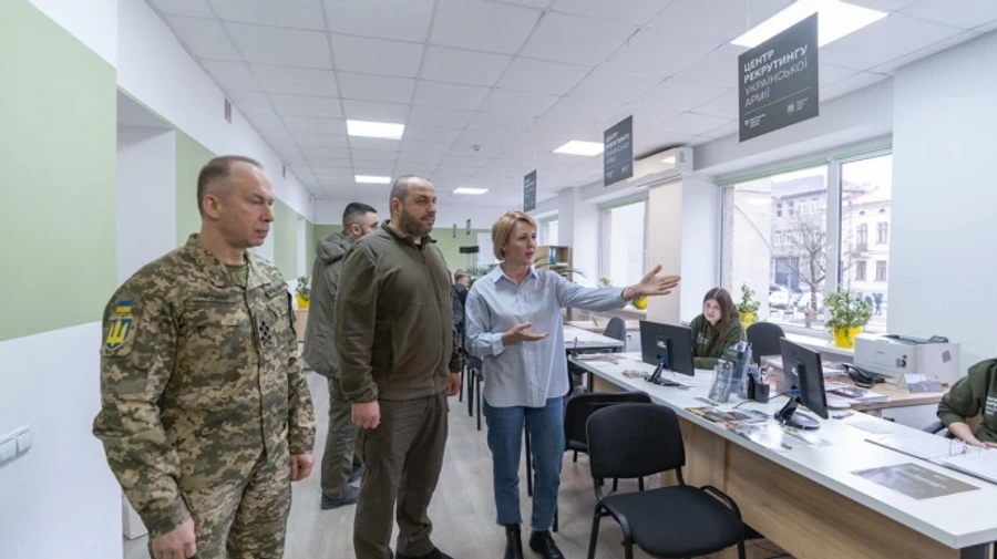 Умеров и Сырский побывали в первом ректрутинговом центре во Львове