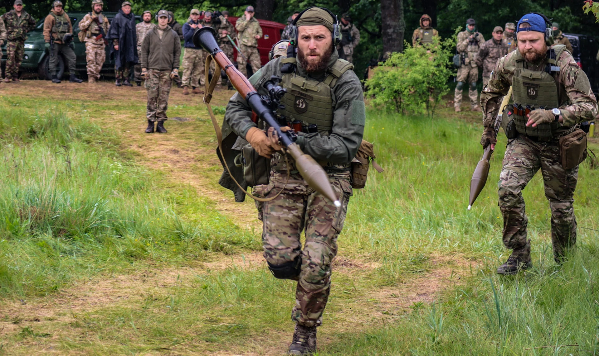 Не могу пить смузи, зная, что Украина стекает кровью. Как бойцы Правого сектора овладевают американским оружием