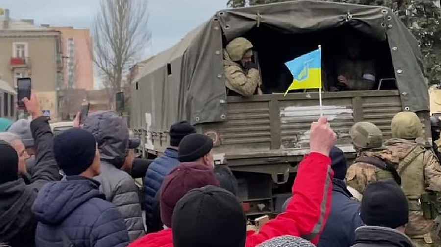 Residents in occupied Berdyans'k drive away Russian military equipment, save Ukrainian flags