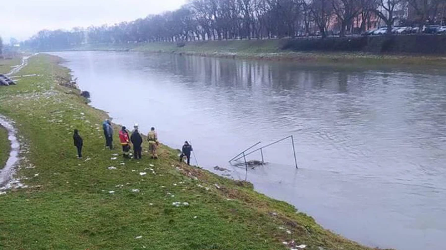 В Ужгороді величезну менору скинули в річку