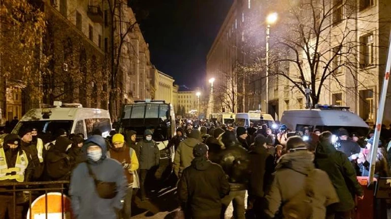 Протестувальники кинули монети в стіни Офісу президента й пішли далі