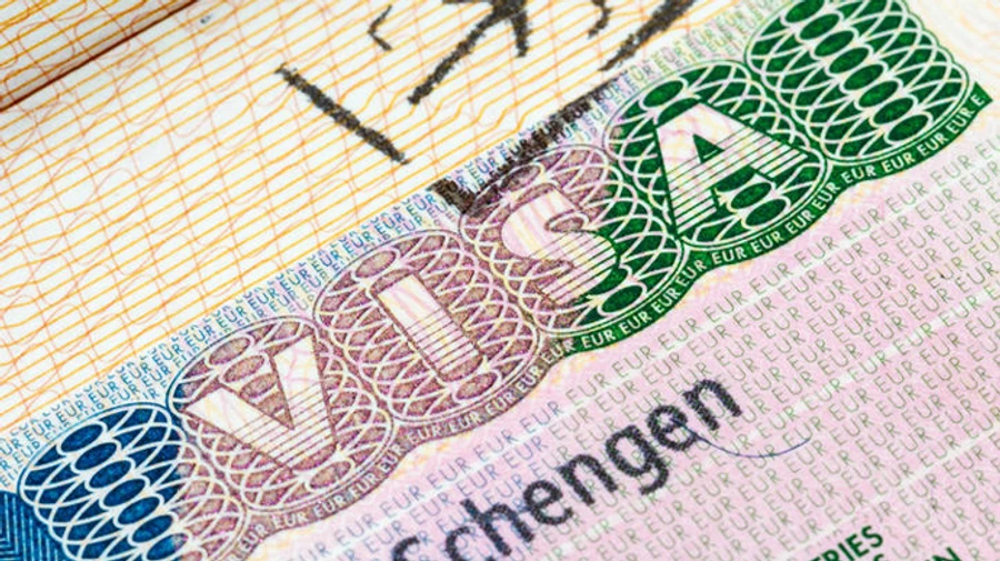 Франція дозволила українцям поїздки до своїх заморських територій без cпеціальної візи