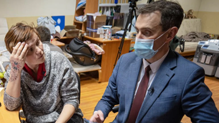 Життя, смерть і бюрократія. Як Леся Литвинова знайомила санлікаря Ляшка з коронавірусною реальністю