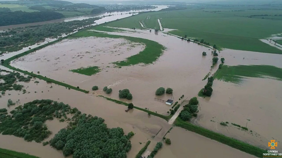 Днестр перелился через дамбу на Тернопольщине: началась срочная эвакуация