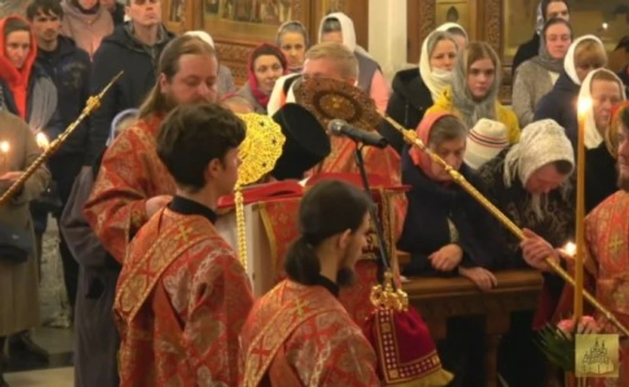 Натовп вірян у Святогірській лаврі: поліція порушила кримінальну справу