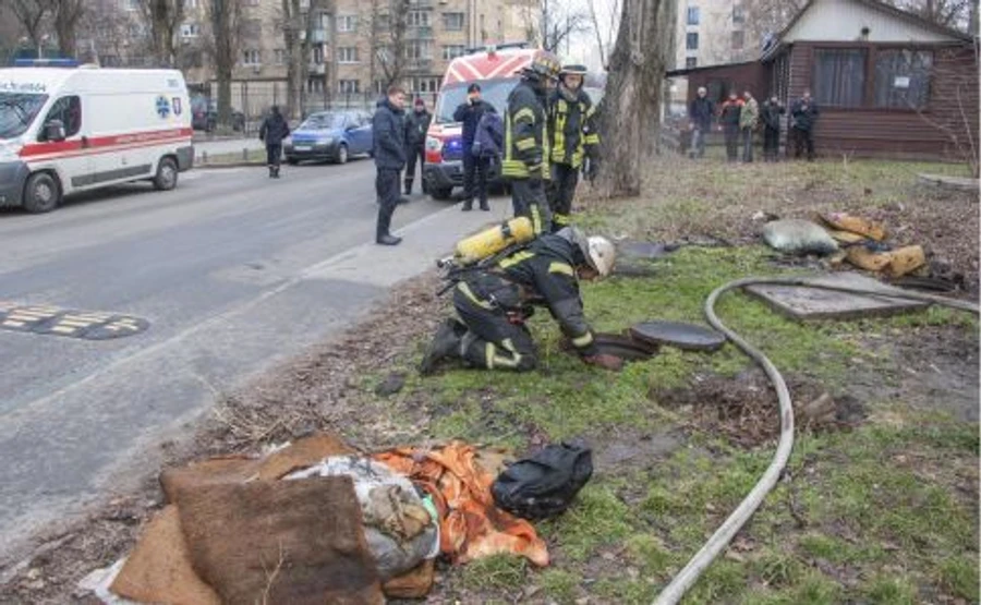 Під час пожежі в теплотрасі у Києві загинули 3 людини