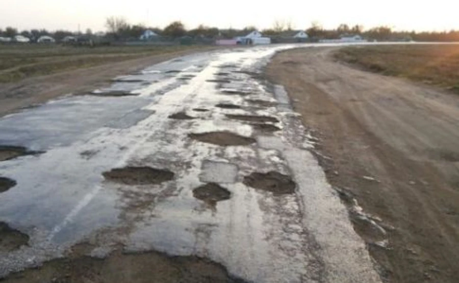 Дороги розтанули: На Харківщині розслідують зловживання на ремонті