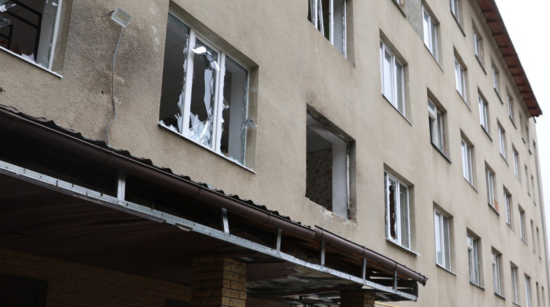 Attacco con drone russo contro alloggi studenteschi a Kharkiv: danni e preoccupazione per la sicurezza della popolazione civile