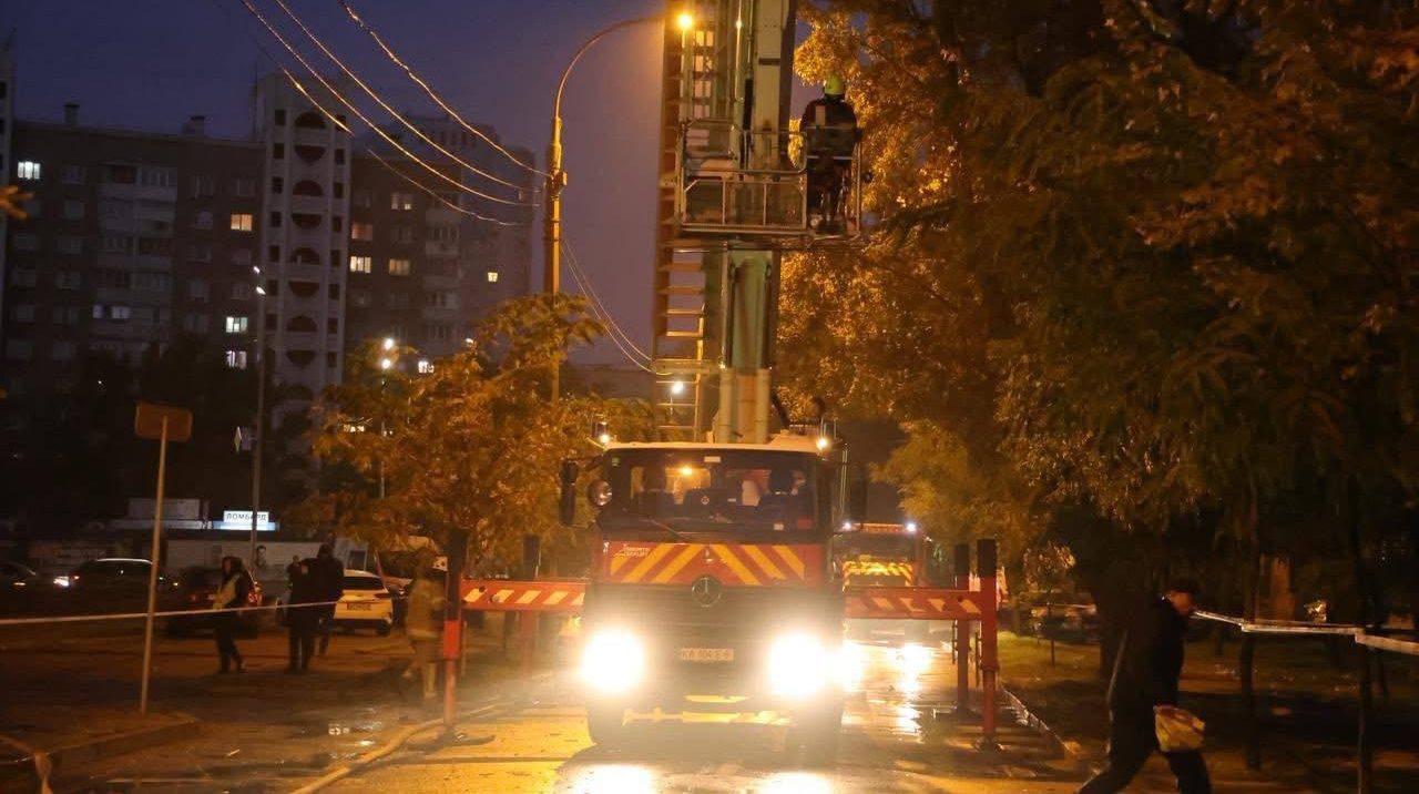 Attacco russo a Kyiv: edifici residenziali e strutture mediche colpiti, due morti e una ferita