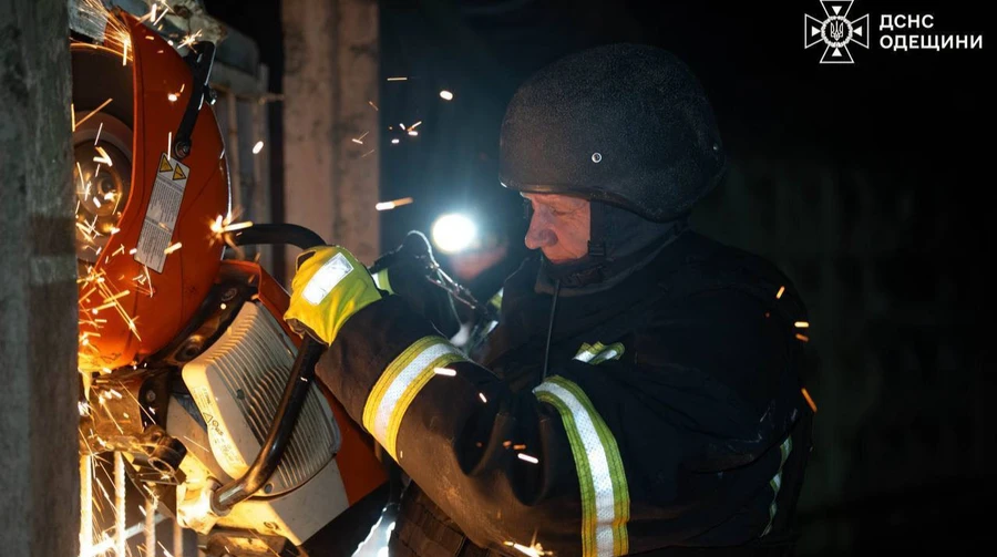 Окупанти вдарили дронами по Одесі: 6 постраждалих, вирувала пожежа