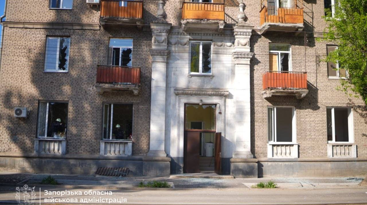 Russians attack Zaporizhzhia, injuring 5 people and causing fire