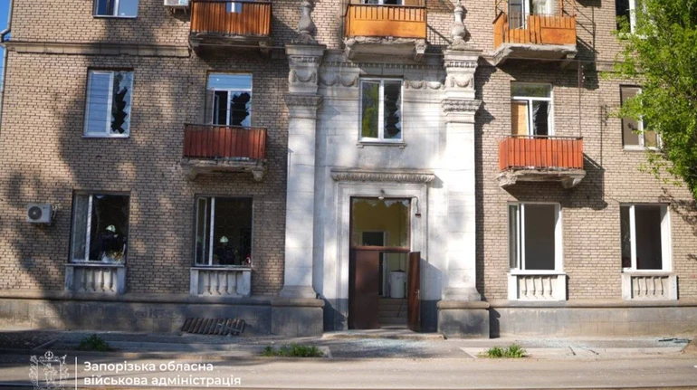 Ворог атакував Запоріжжя: в місті виникла пожежа, 5 постраждалих