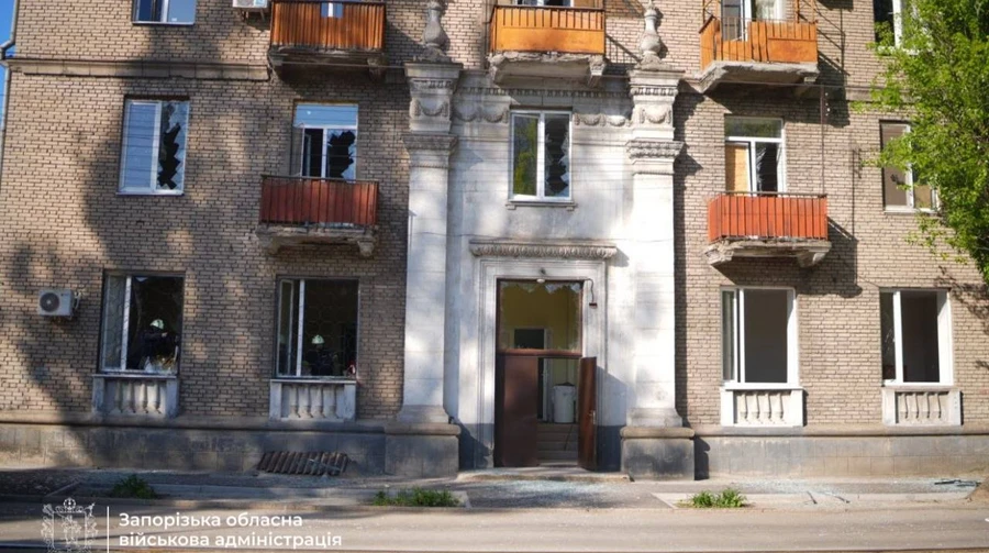Враг атаковал Запорожье: в городе возник пожар, 5 пострадавших