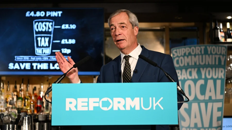 Лідер британської Reform UK пояснив позицію щодо України після зняття прапора