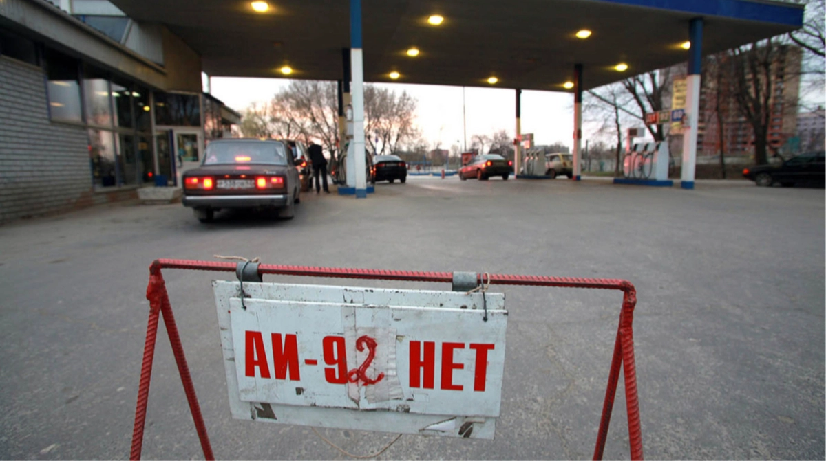 Russia allows sale of 1990s-standard petrol amid crisis