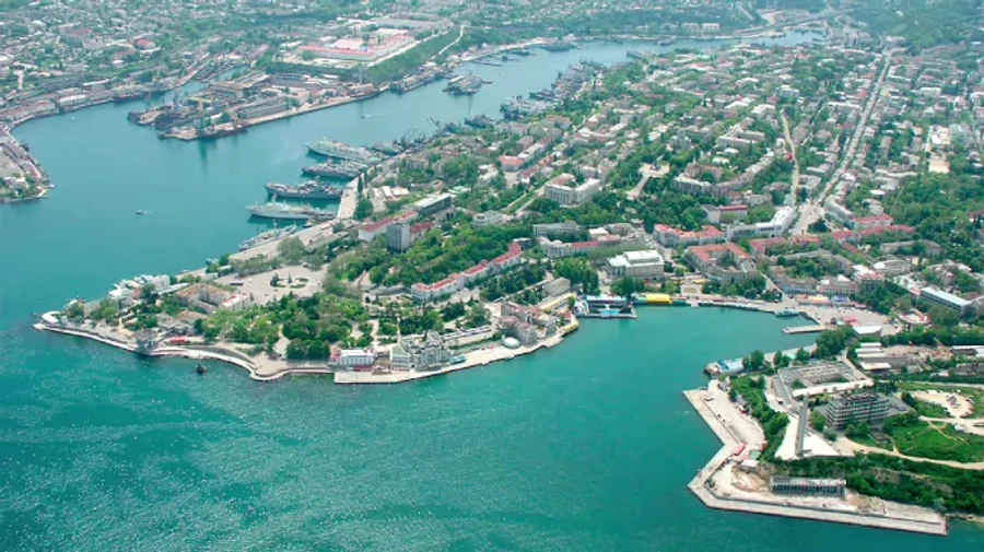 В Крыму воздушная тревога, Севастопольская бухта в дыму