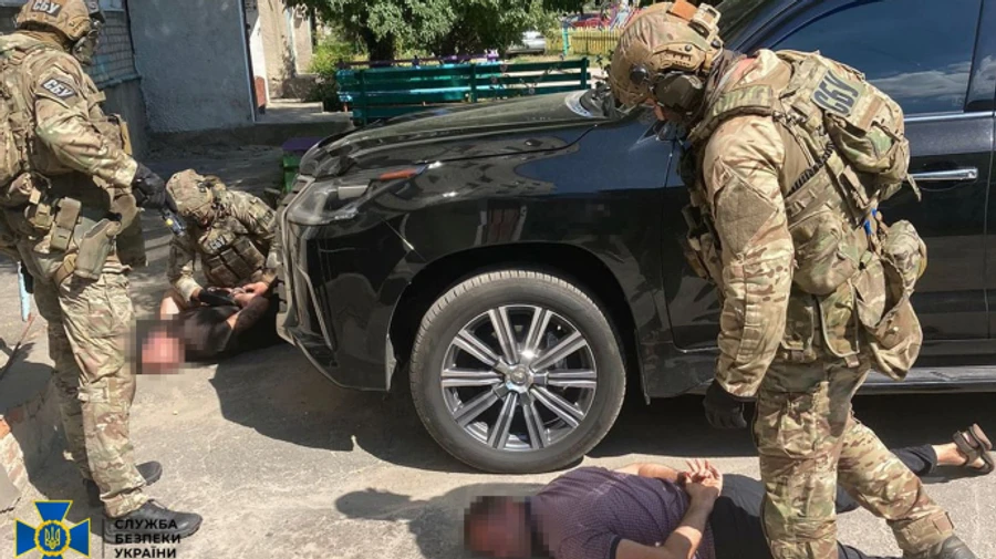 Вимагали борг із військового, погрожуючи вбити вагітну дружину: затримали рекетирів
