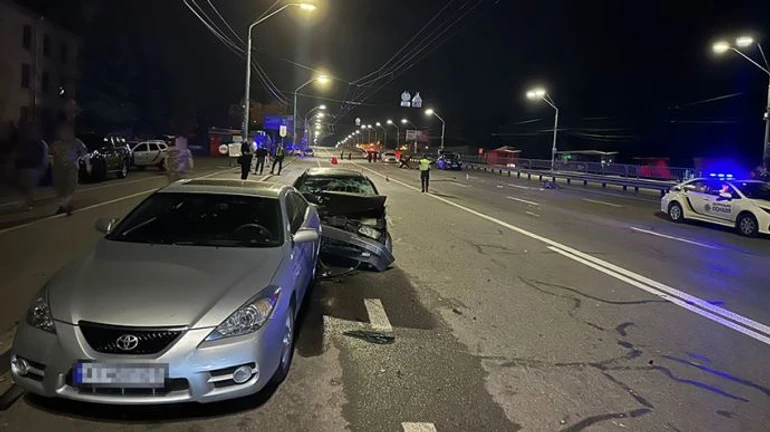 На блокпосту в Києві Фольксваген влетів у військових, один загинув і двоє травмовані