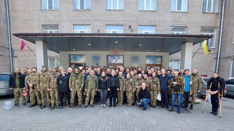 Russian soldiers torture Ukrainian prisoners by beating them and firing off shots next to their ears