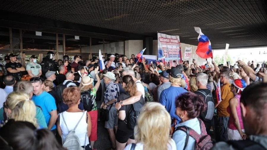 У Словаччині противники вакцинації намагалися прорватися до парламенту