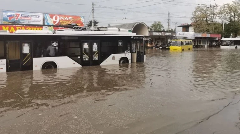 Окупований Сімферополь залило водою