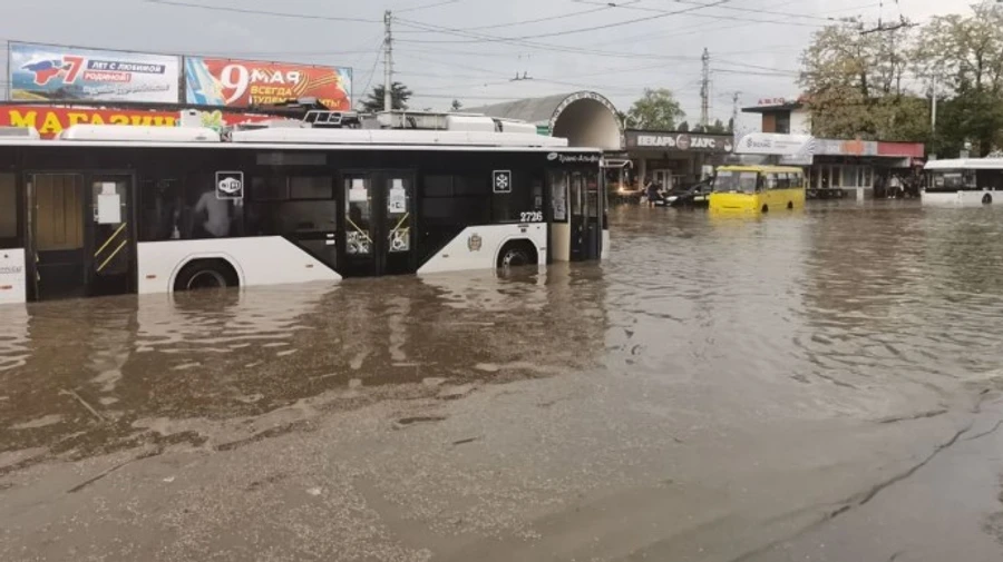 Окупований Сімферополь залило водою