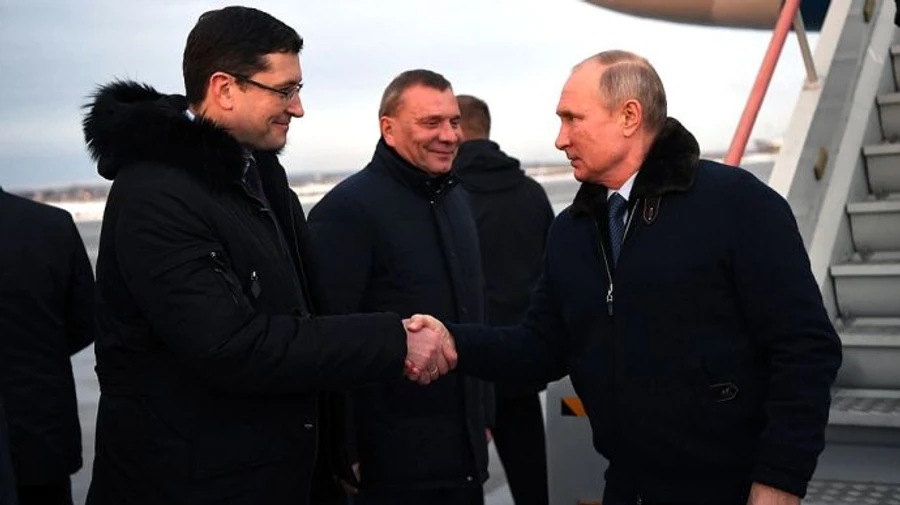 Песков держит в тайне, почему Путин вышел в люди без маски