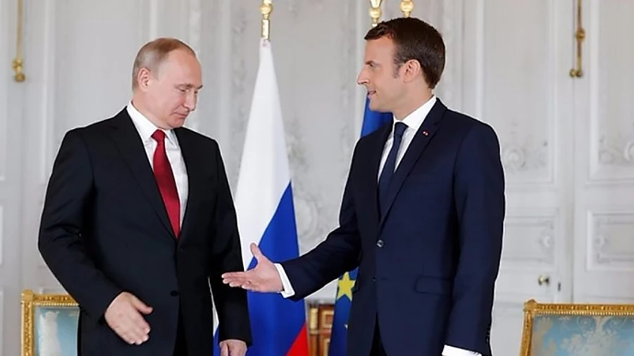 Макрон в ближайшее время посетит Россию