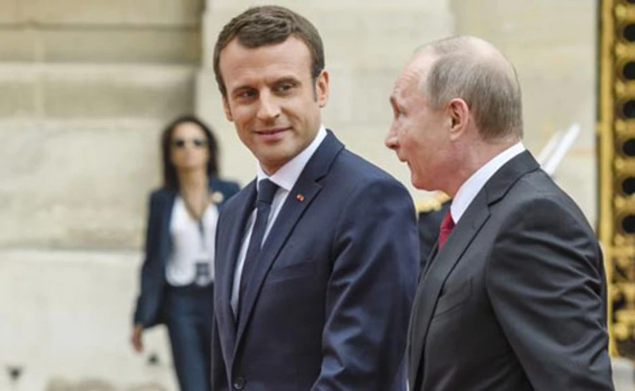 Макрон хочет убедить Путина прекратить огонь из-за коронавируса 