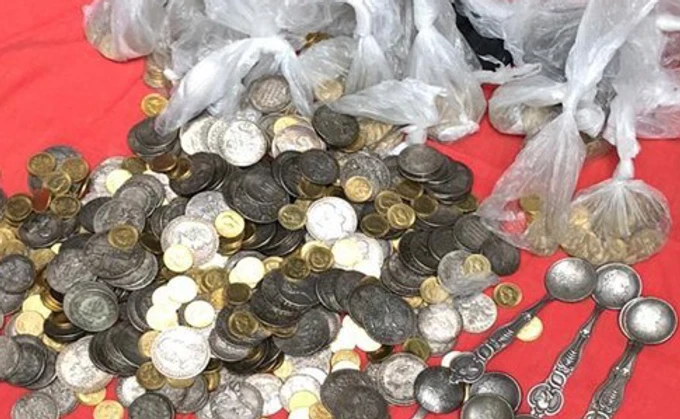 Как украсть миллион по-украински: священника Лавры нагрели на золотых монетах