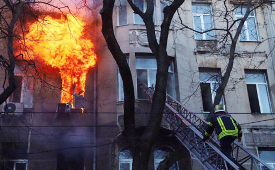 Пожар в Одессе разрослась: пострадали 12 человек, из них 4 пожарных