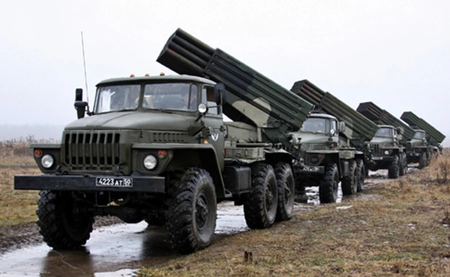 Разведка: РФ перебросила на Донбасс Грады, БМП и боеприпасы