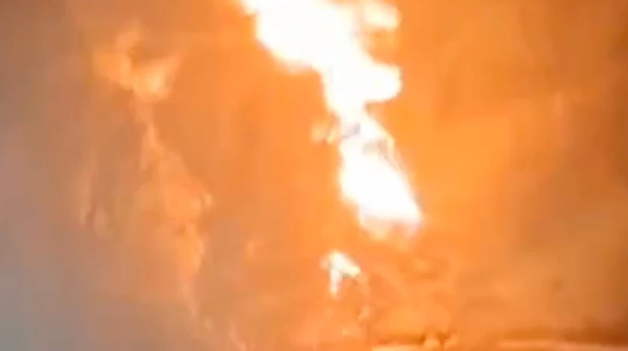 У Дніпрі пролунали вибухи, після чого в місті спалахнула пожежа, пошкоджено будинки