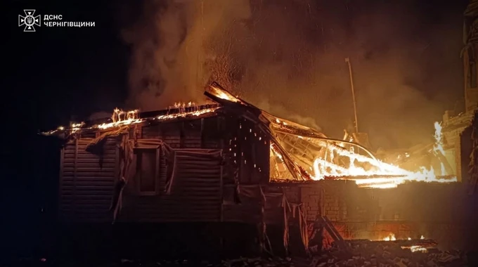 Російський удар по Чернігівщині: 3 постраждалих, вирували пожежі