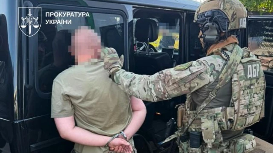 Пытались продать грузовик оружия: задержаны трое военных