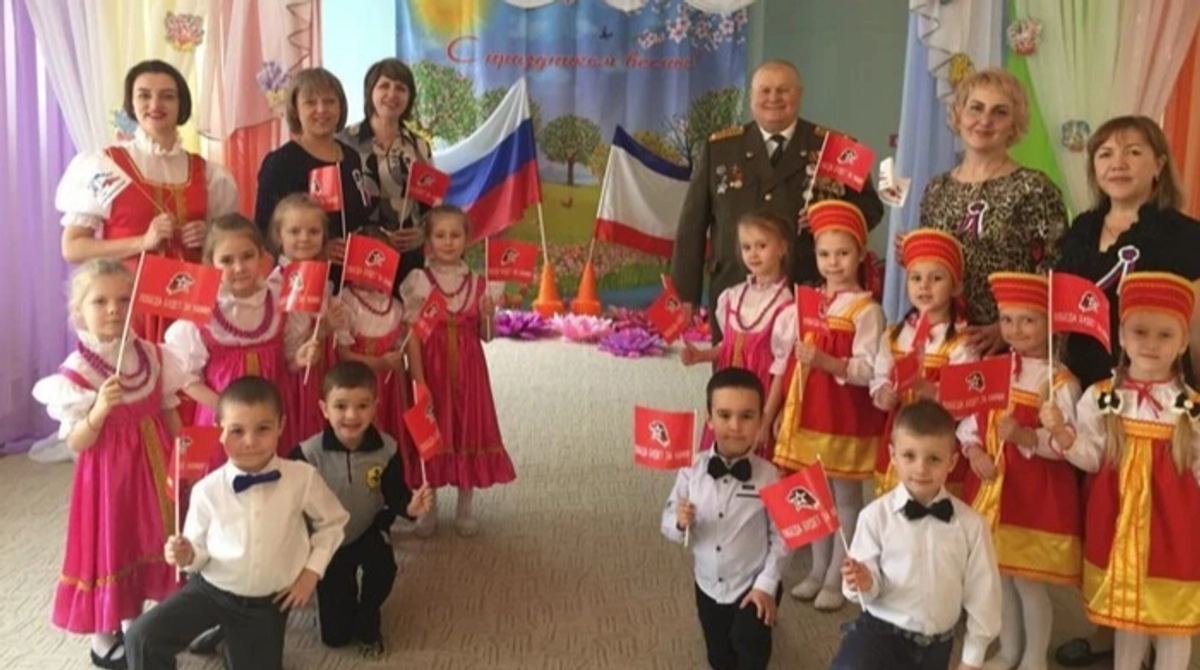 Russians force Ukrainian children to learn Russian folk songs
