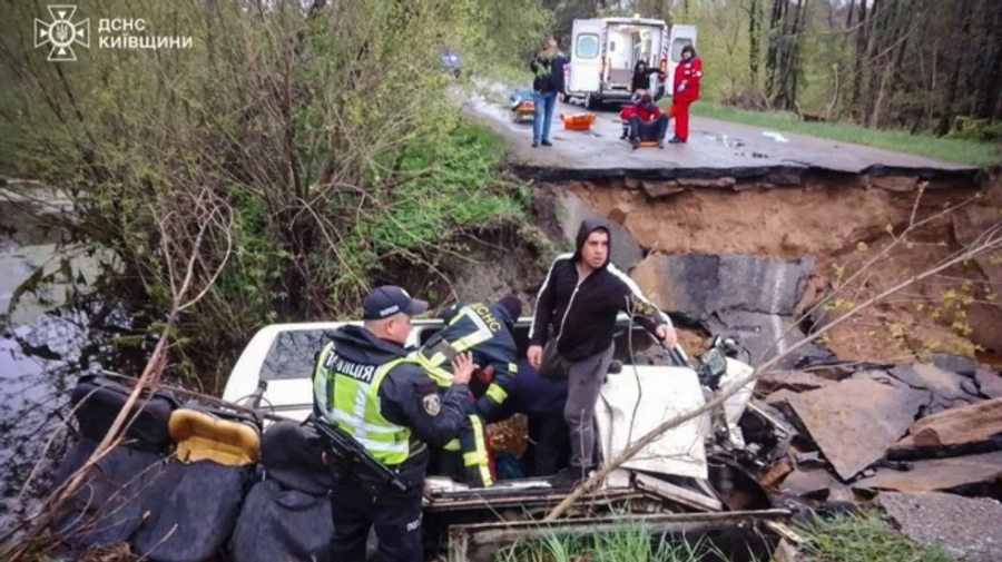 На Киевщине микроавтобус с людьми упал в пропасть: двое погибших