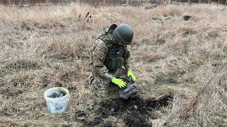 Взрывотехники изъяли боевую часть ракеты, упавшей в Киеве накануне 