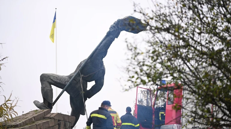 В Ужгороді повалили пам’ятник радянському солдату 
