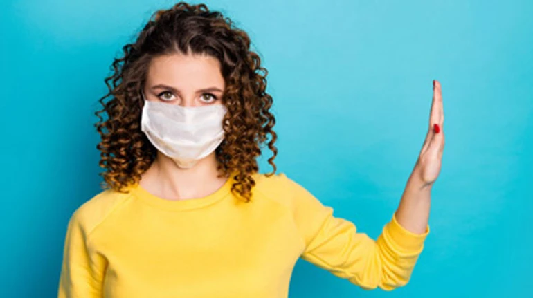 А раптом поможе: розвінчуємо 26 альтернативних способів профілактики COVID-19