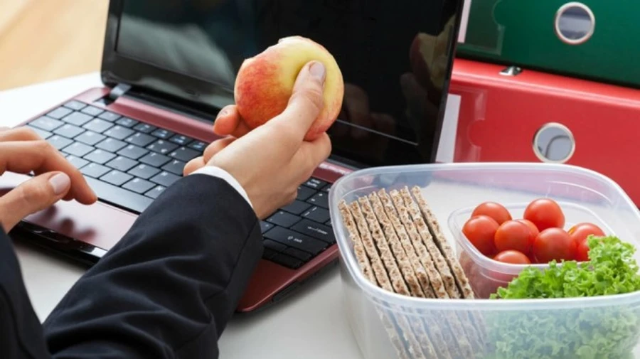 Французам дозволять обідати на робочому місці, щоб знизити ризик зараження COVID-19